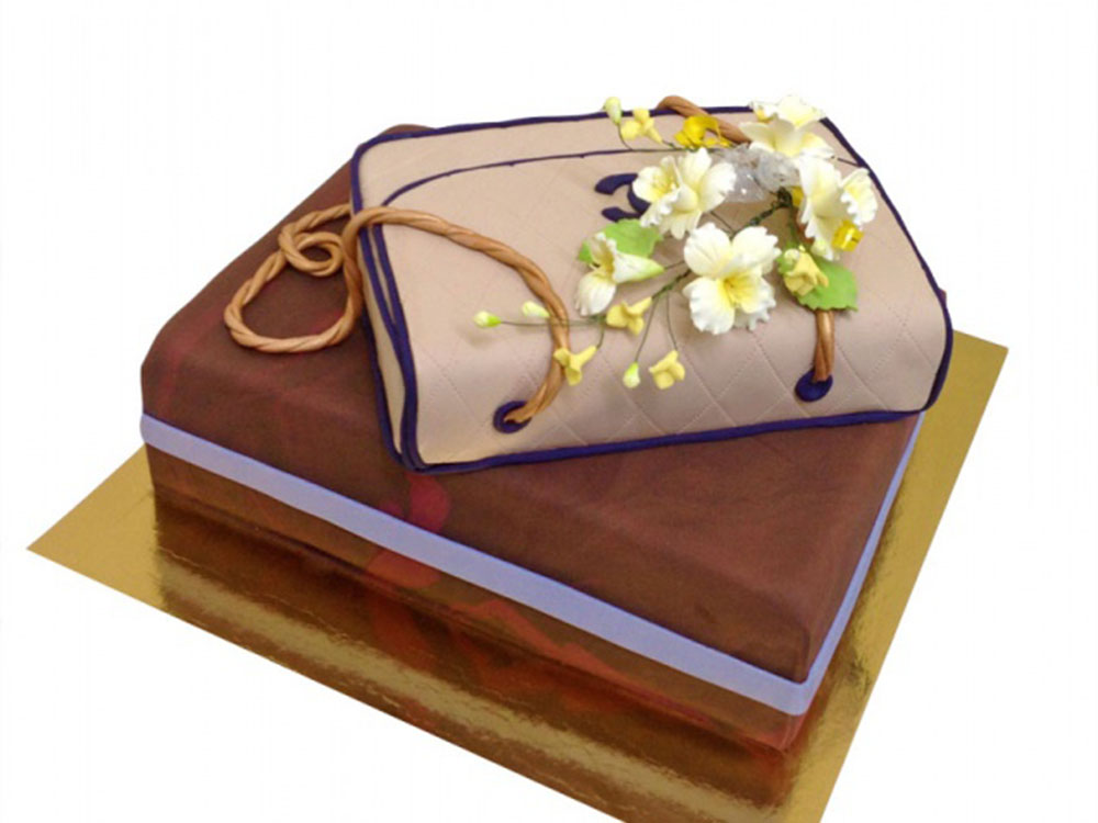 Торт на квадратной подложке золотого цвета