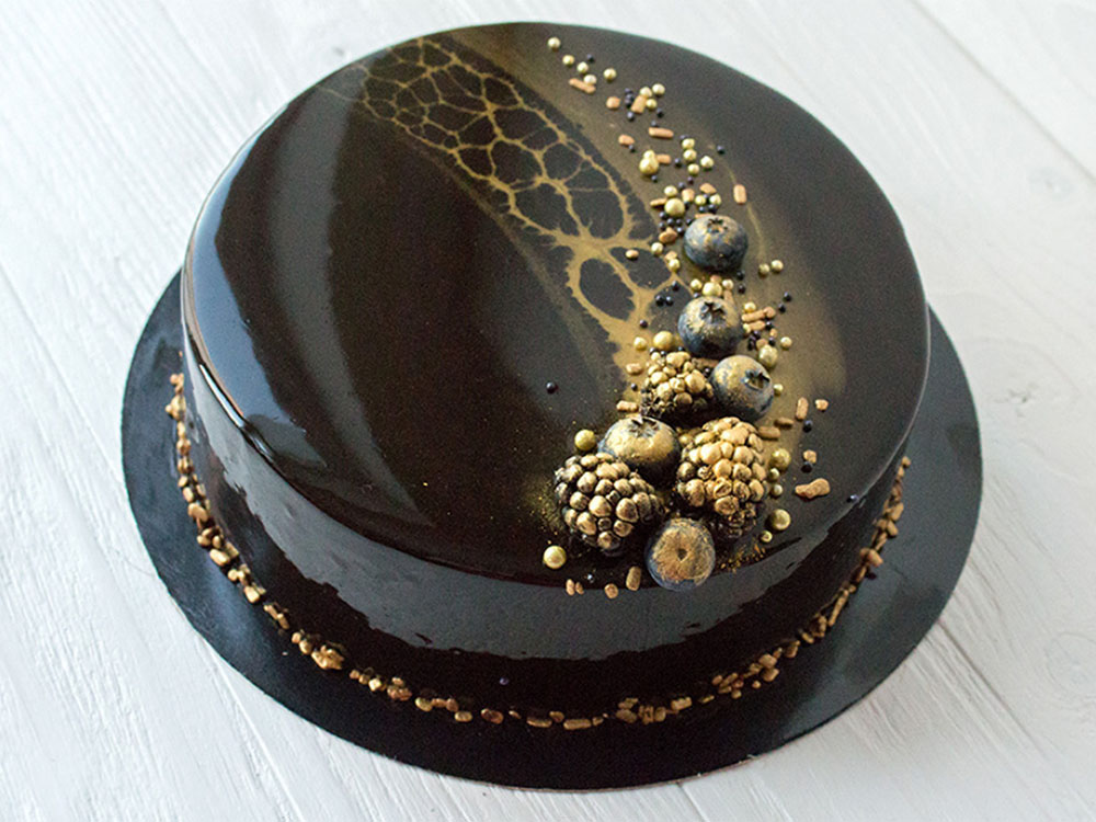 Торт на круглом черном подносе