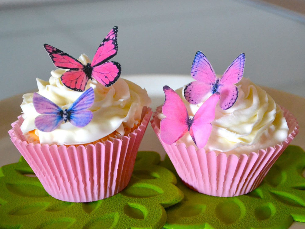 Кексы с вафельными украшениями Бабочки