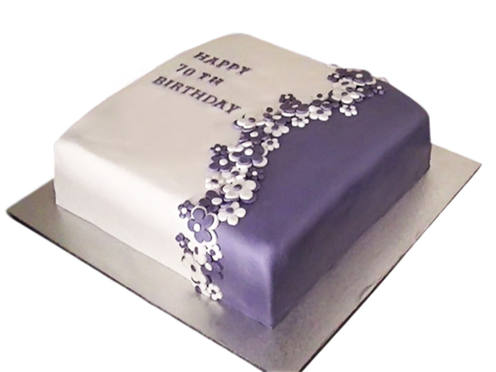 Торт на квадратной подложке серебристого цвета